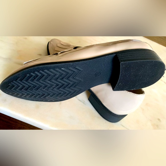 Beige loafers. - Picture 3 of 6